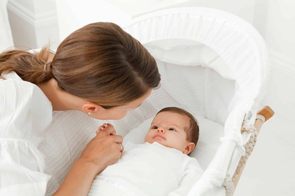 Cadeaux pour jeune maman :  5 idées pour renforcer les liens avec le bébé