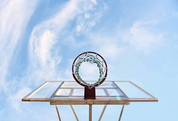Les paniers de basket en acrylique vs en polycarbonate : Comparatif