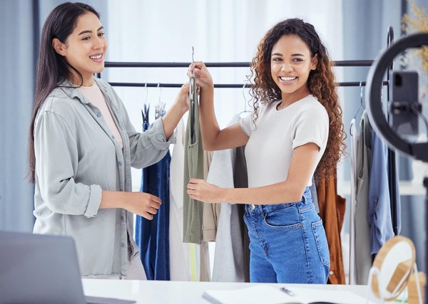 Influence des médias sociaux sur les tendances de la mode personnalisée